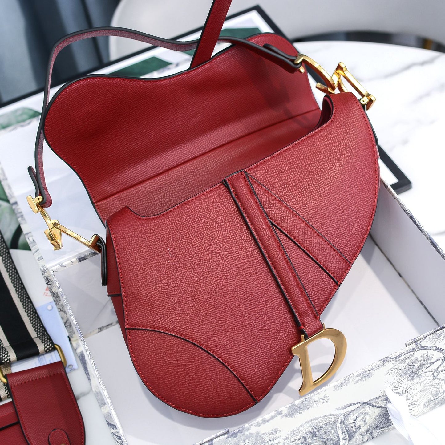 5E15B  Fashionable leather bag 