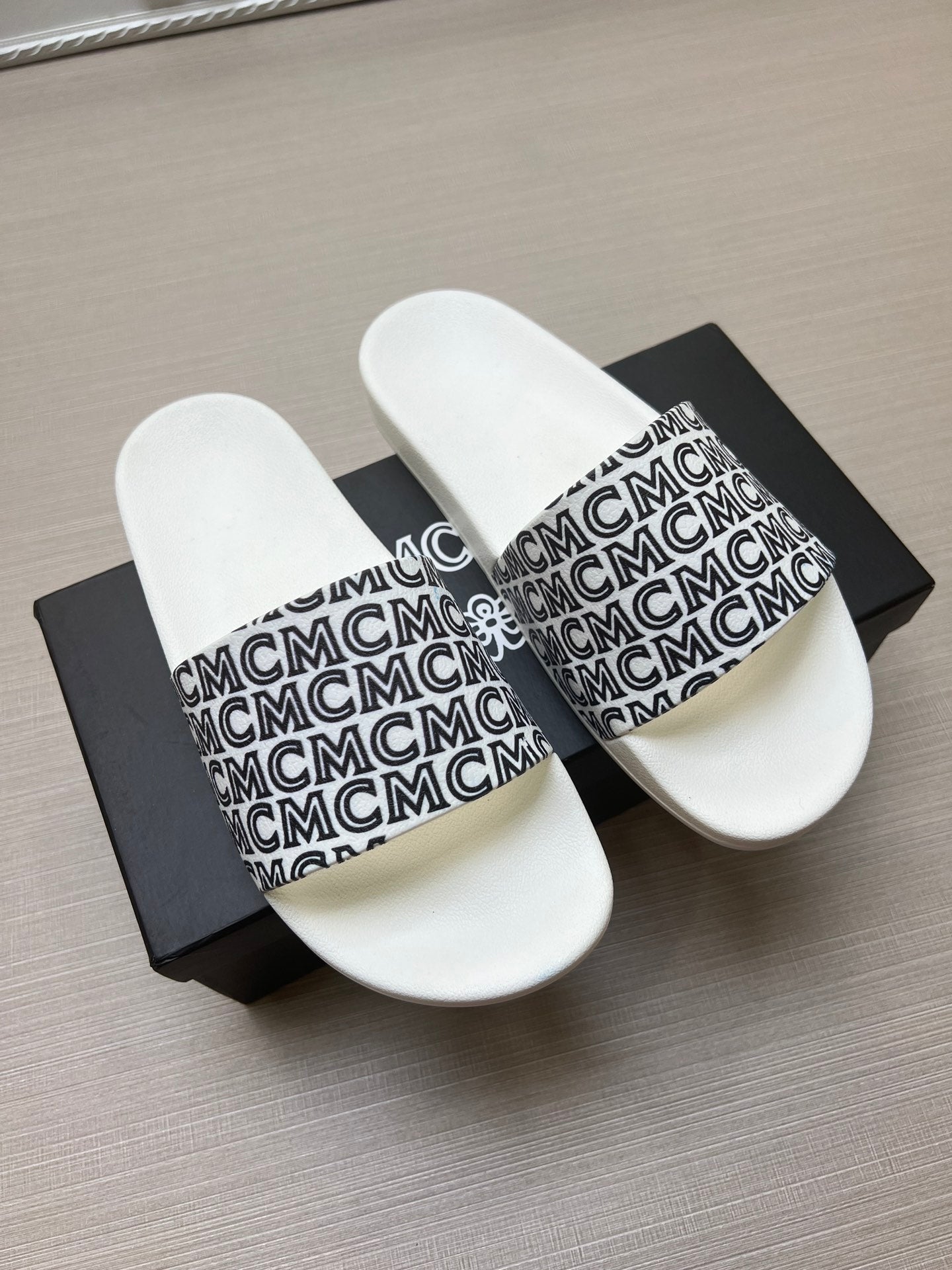 54M45Z   fashion slippers