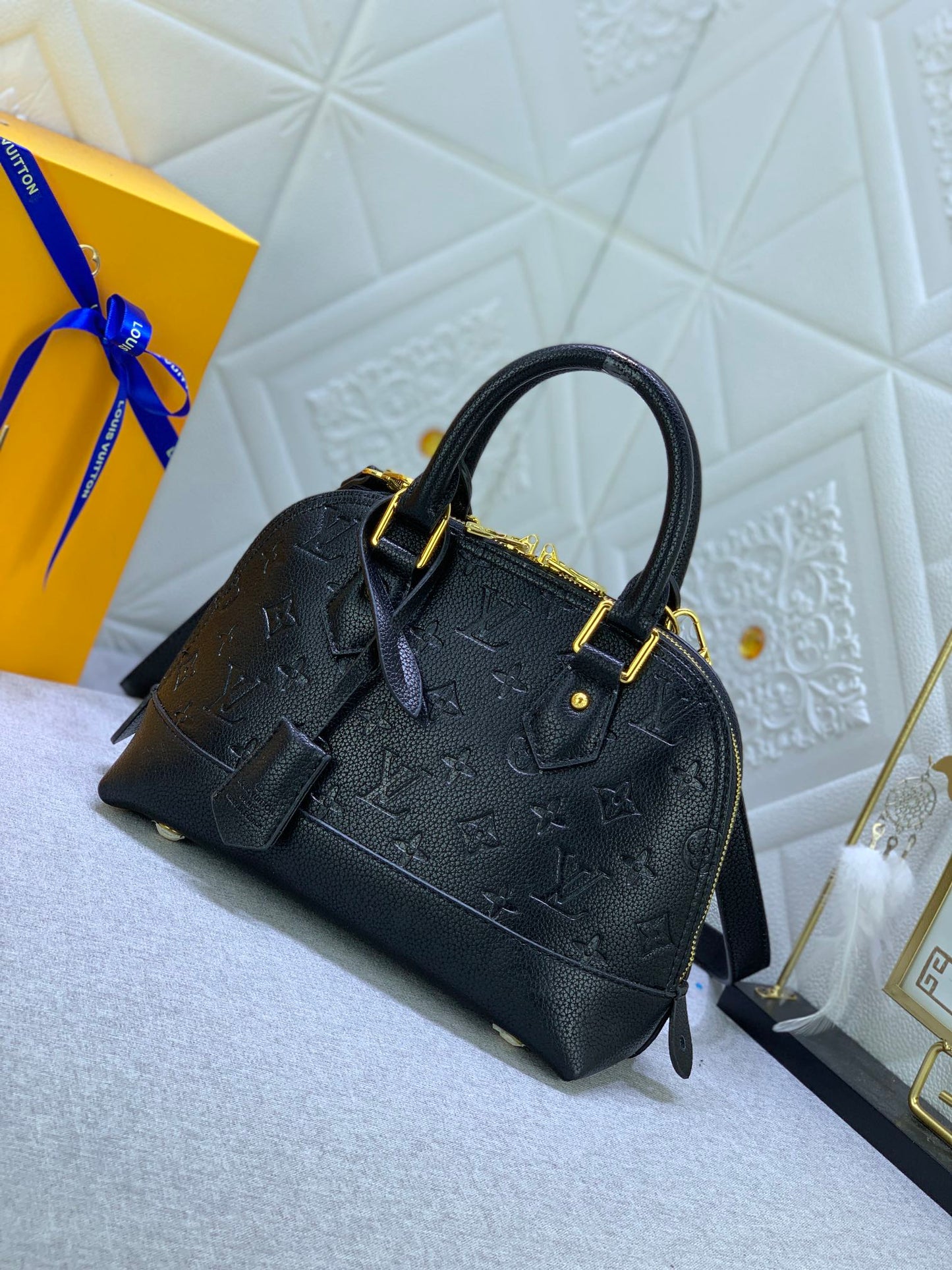 2XE319B  Fashionable leather bag 