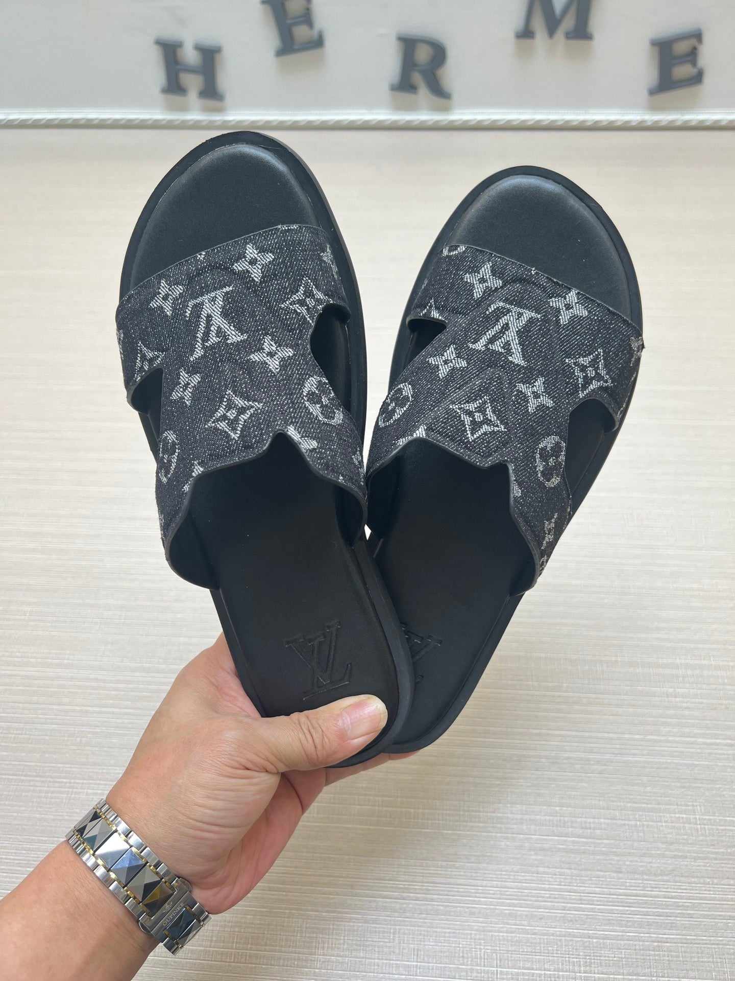 54E22Z    fashion slippers