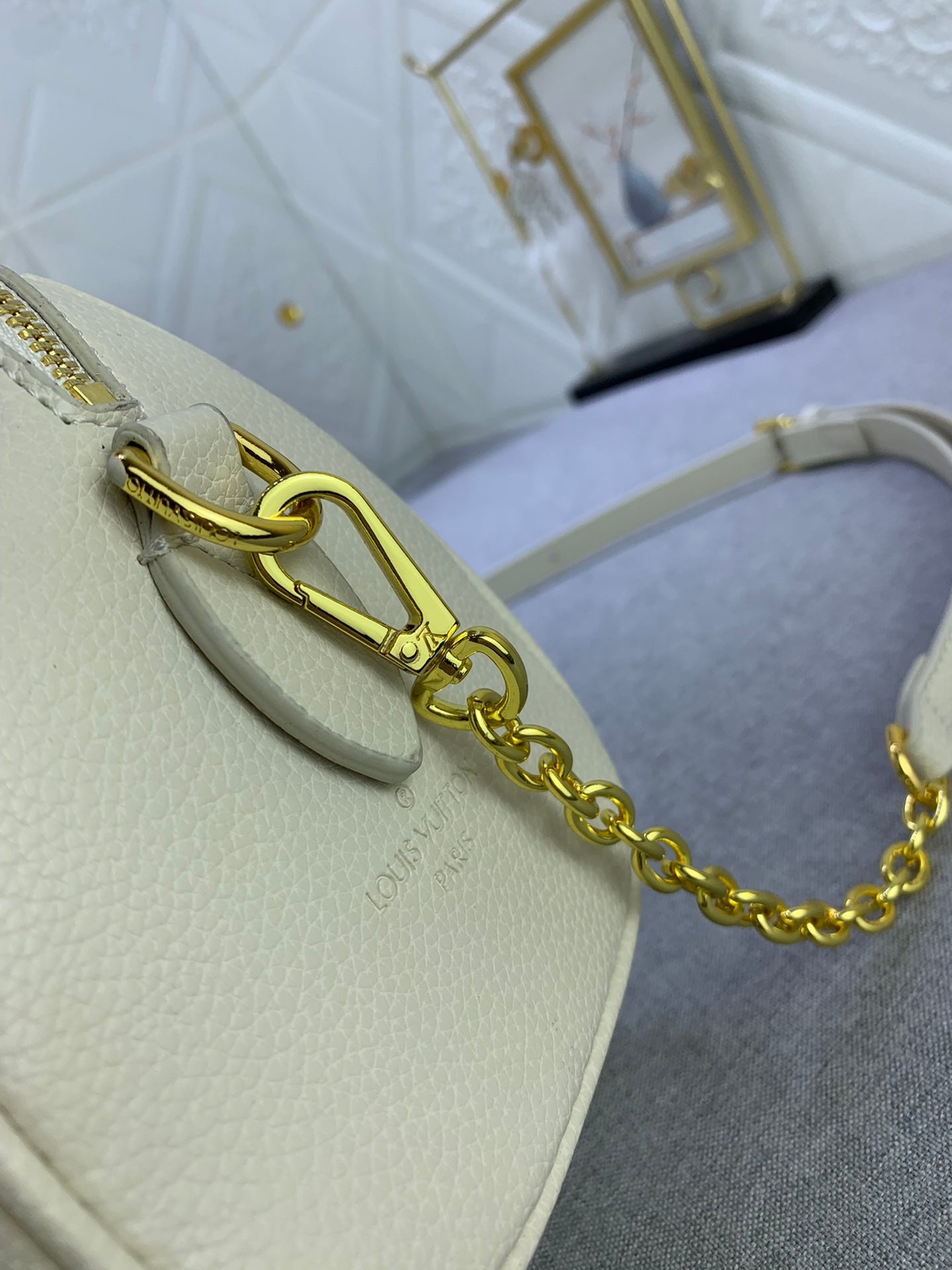 2XE264B  Fashionable leather bag 