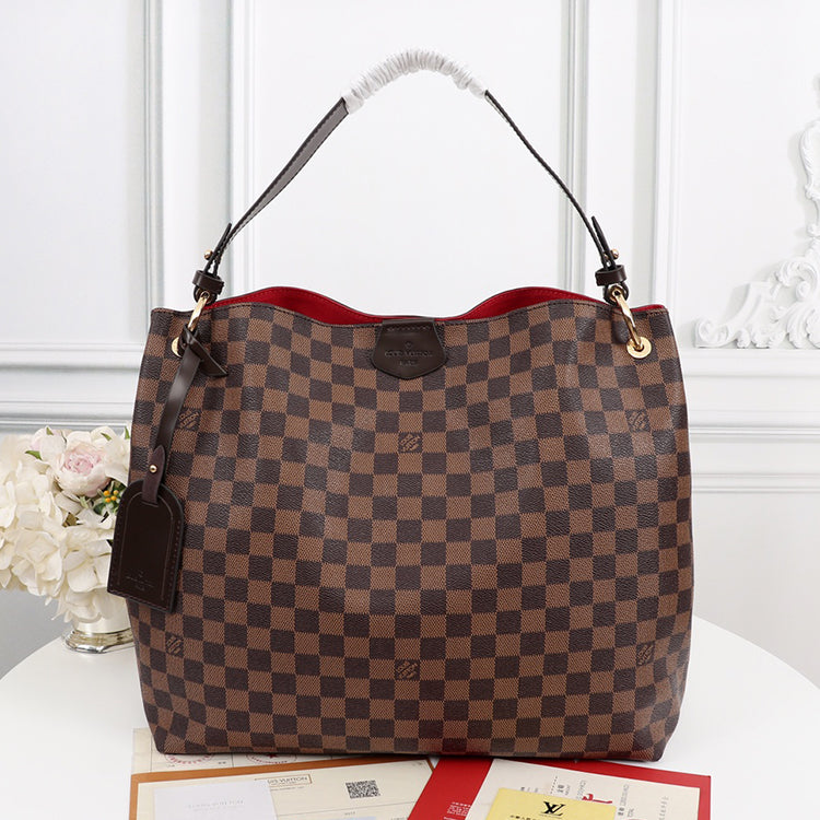 1E84B  Fashionable leather bag 