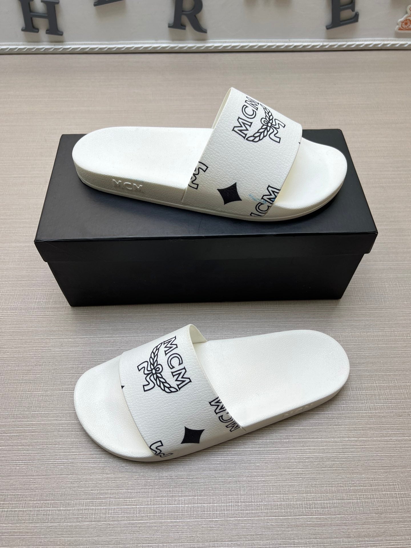 54M43Z  fashion   slippers