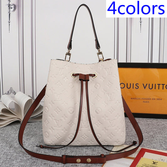 2XE60B  Fashionable leather bag 