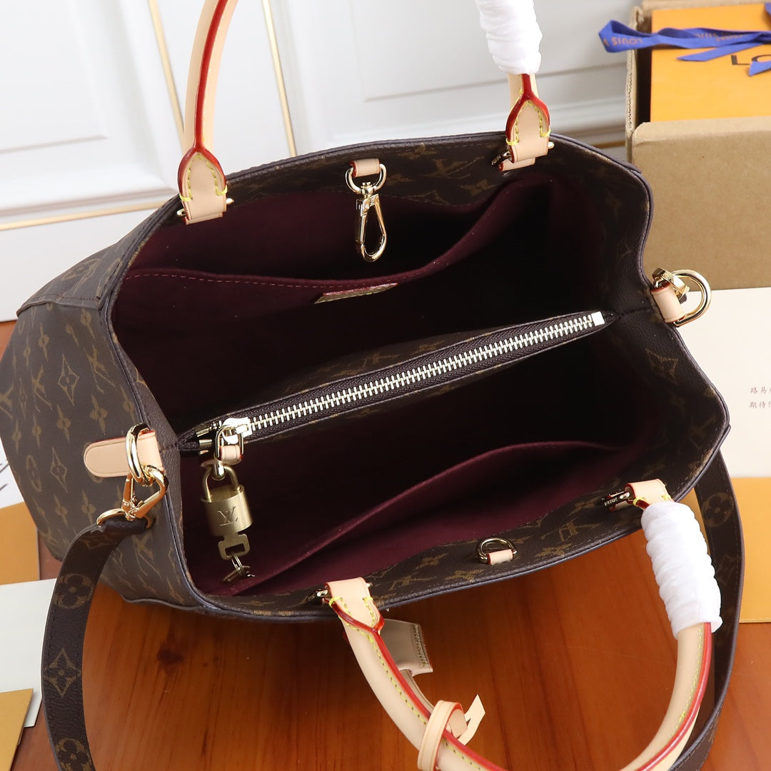 2XE317B  Fashionable leather bag 