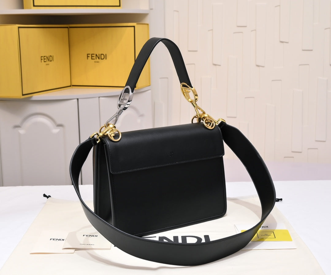 1XF90B  Fashionable leather bag 