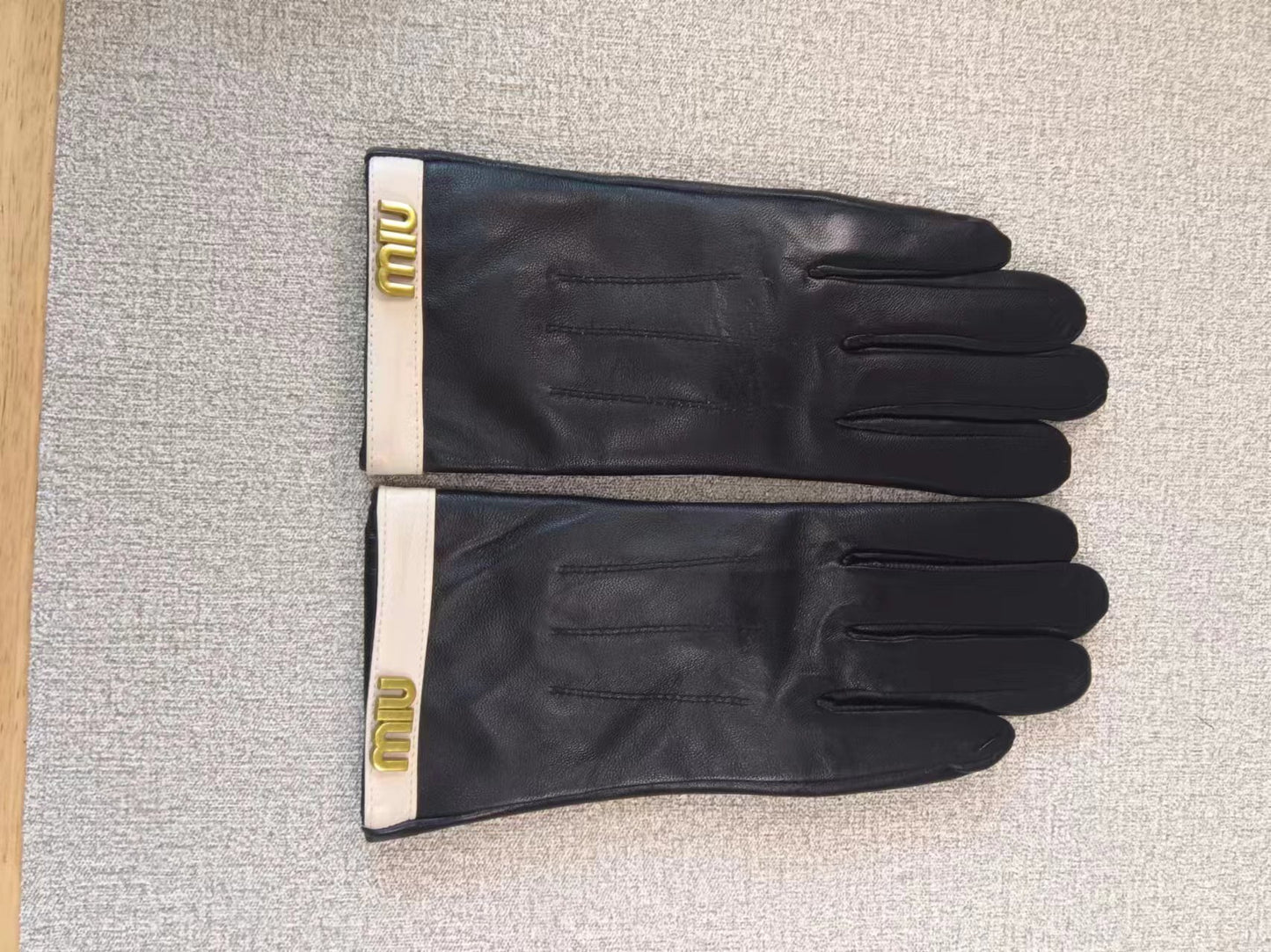 24A106S   Fashion gloves