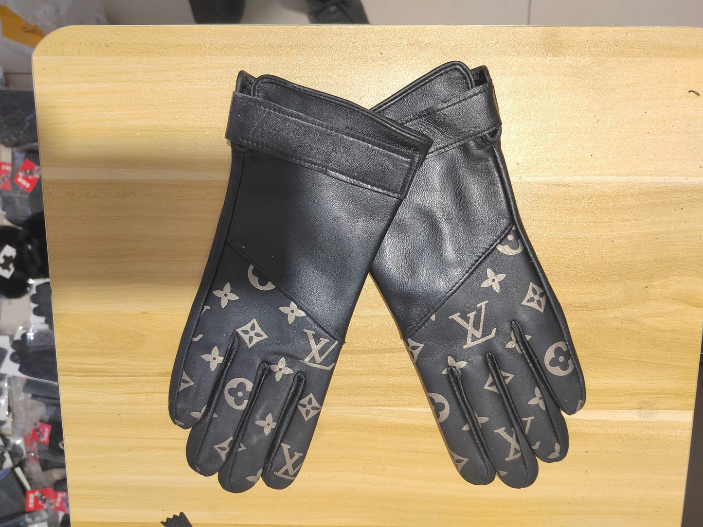 24E80S   Fashion gloves