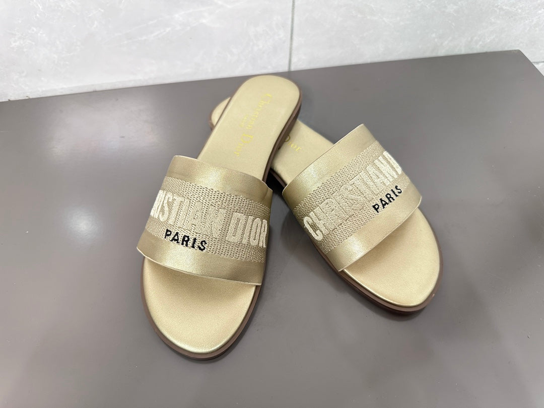 14D32Z   fashion slippers