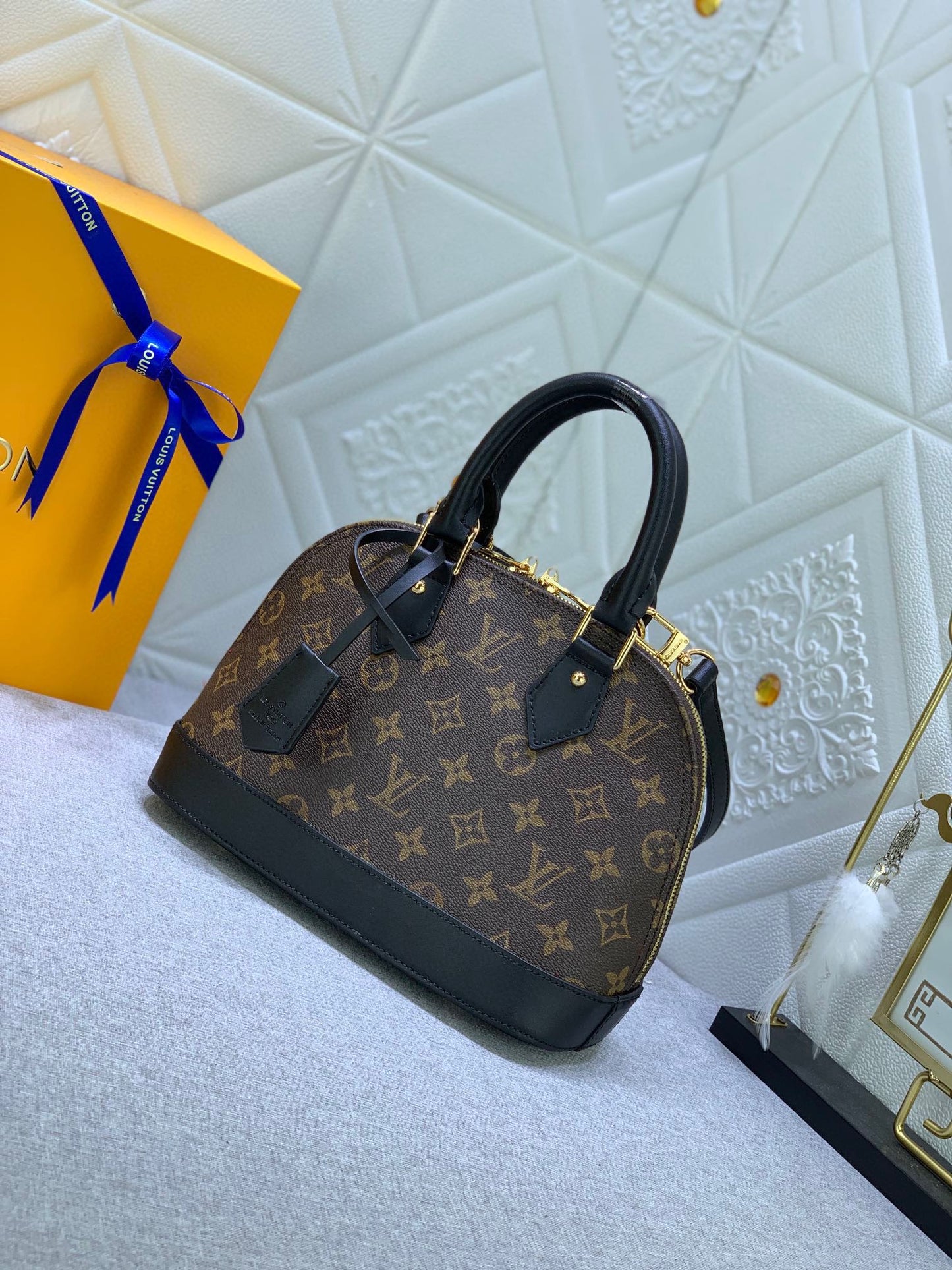 2XE337B  Fashionable leather bag 