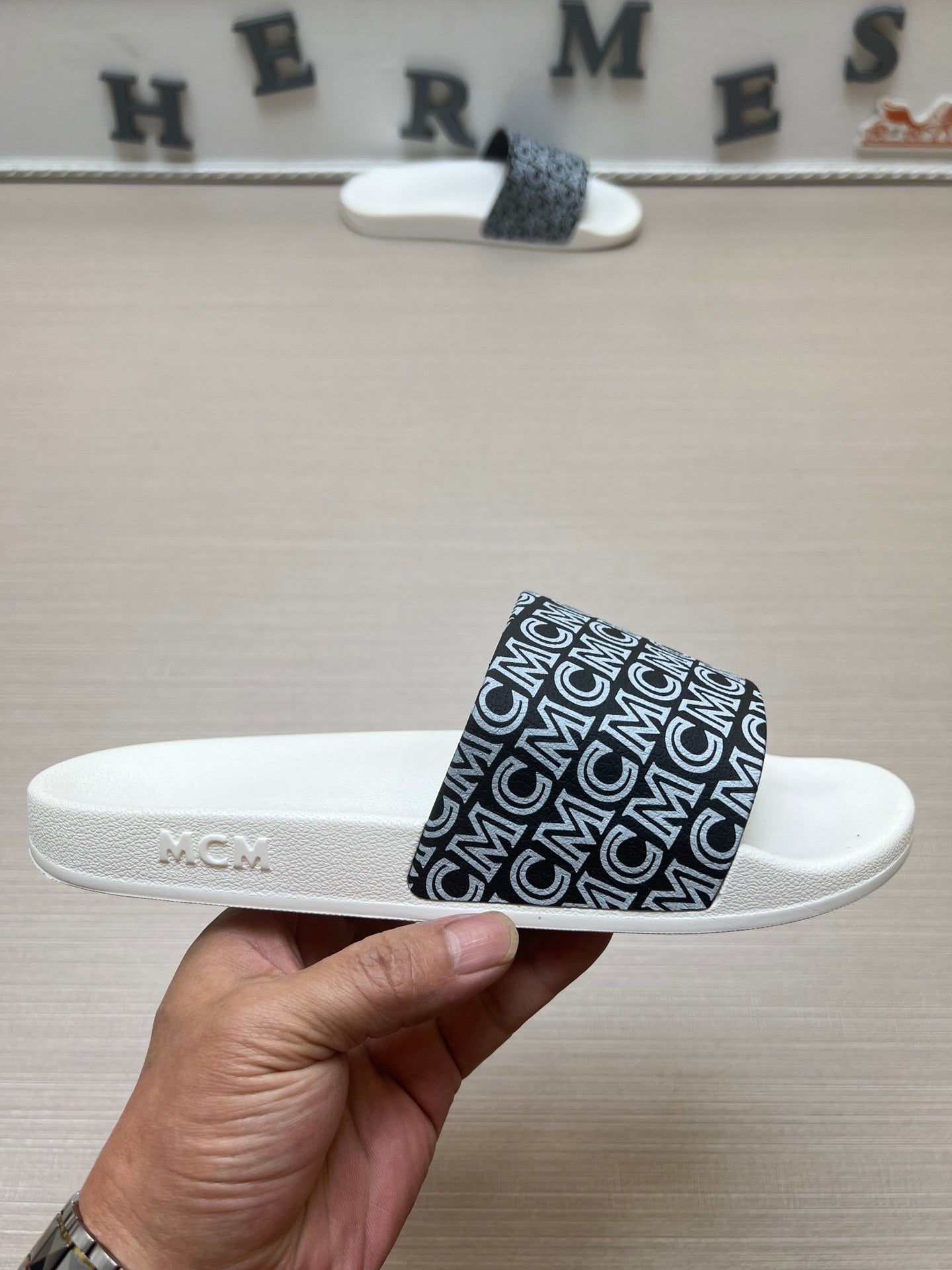 54M45Z   fashion slippers