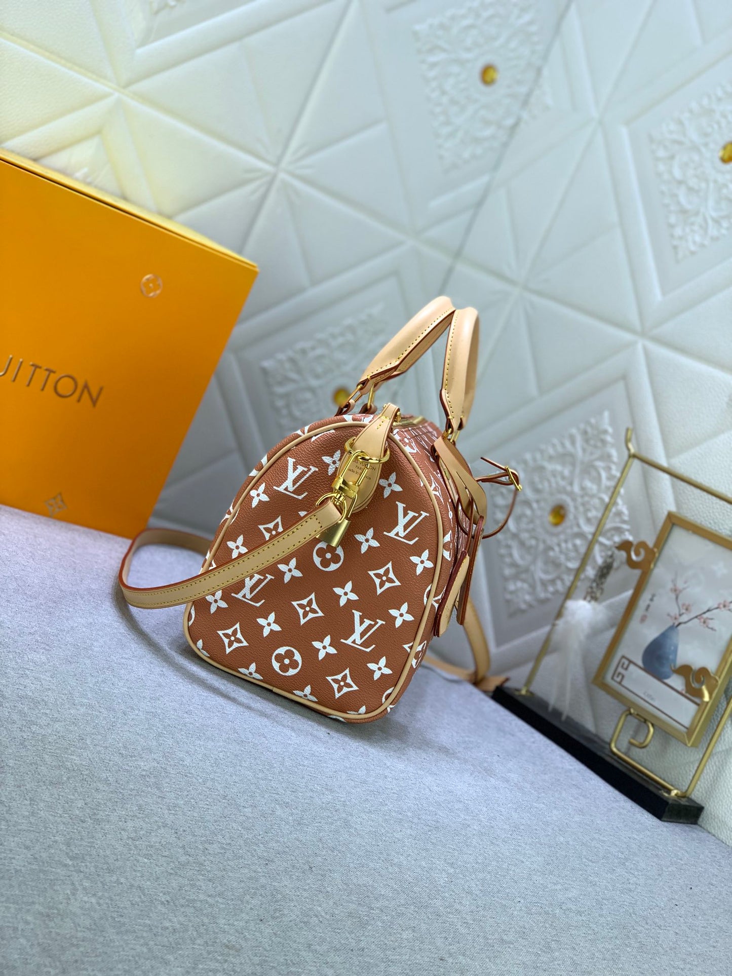 2XE268B  Fashionable leather bag 