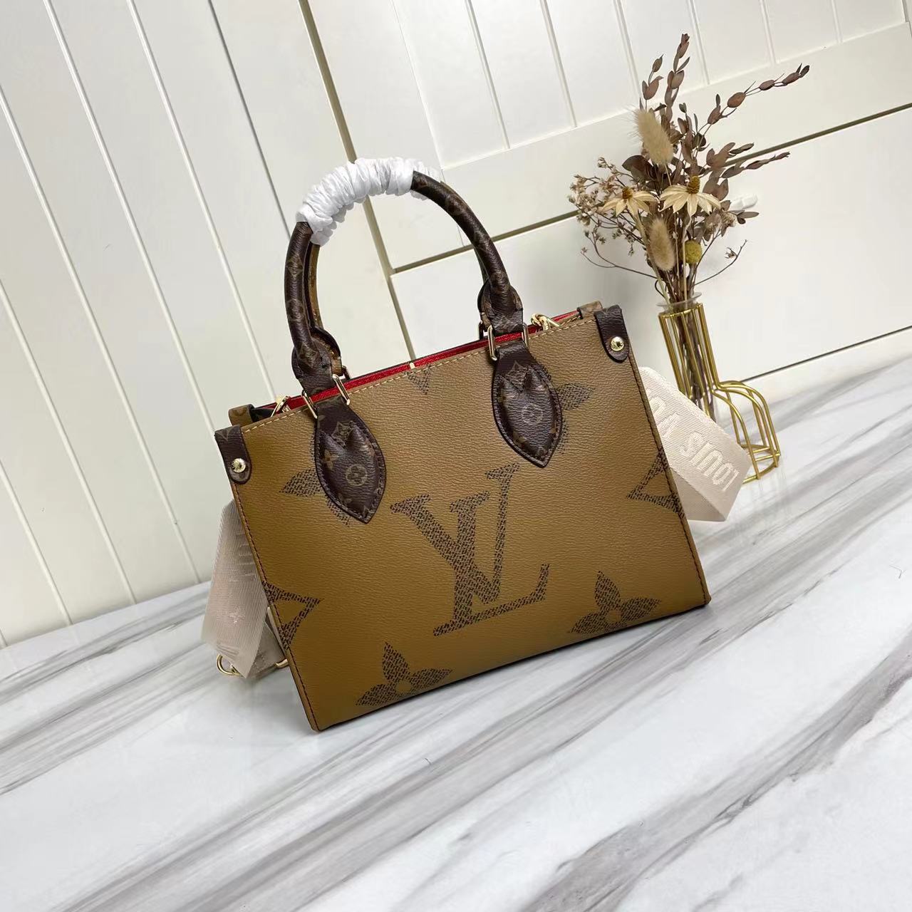 1XE65B  Fashionable leather bag 