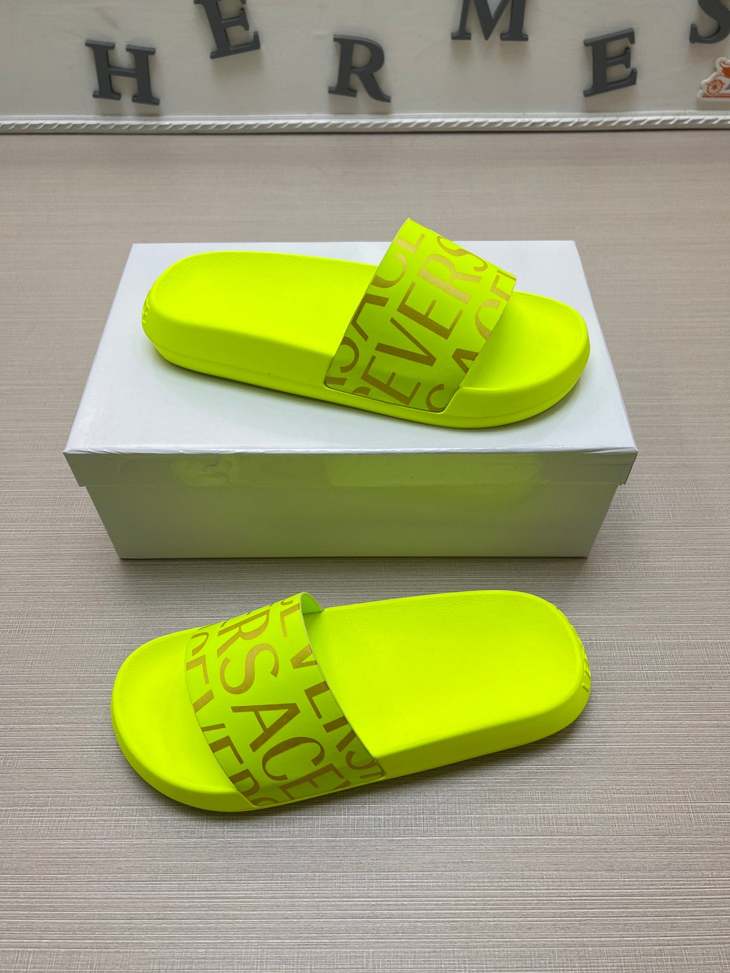 54V108Z  fashion  slippers