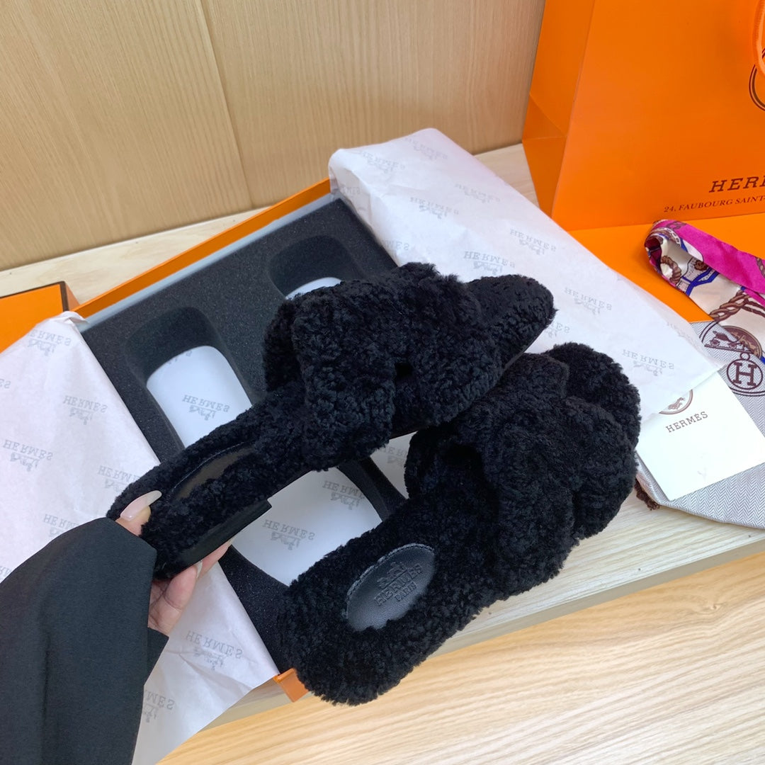 14H28Z   fashion slippers