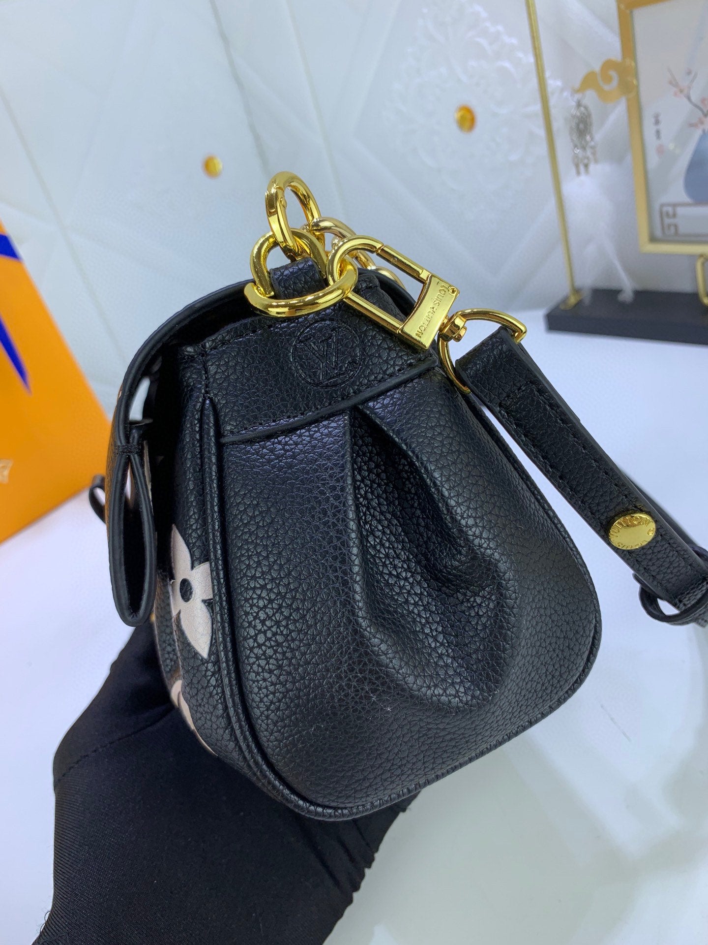 2XR363B  Fashionable leather bag 