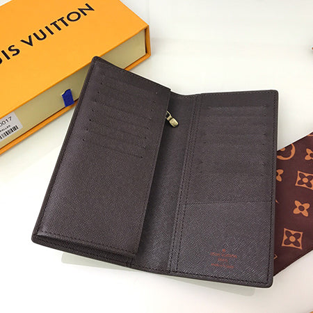 3E19B  Fashionable leather wallets