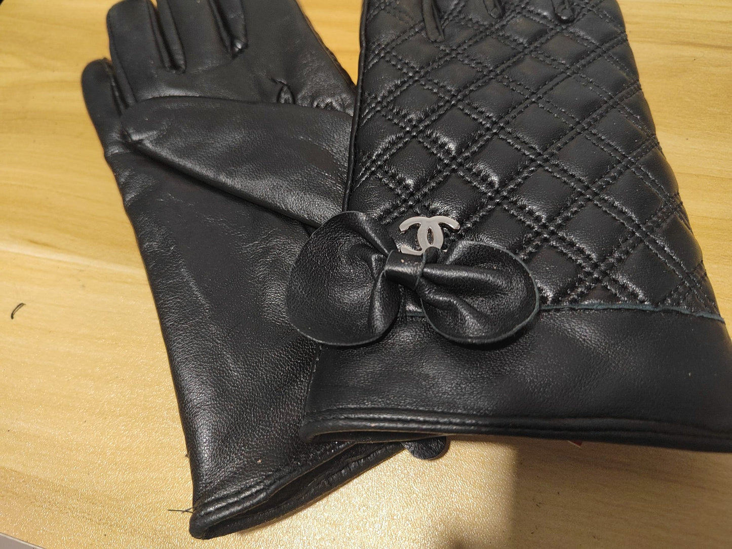 24C79S   Fashion gloves