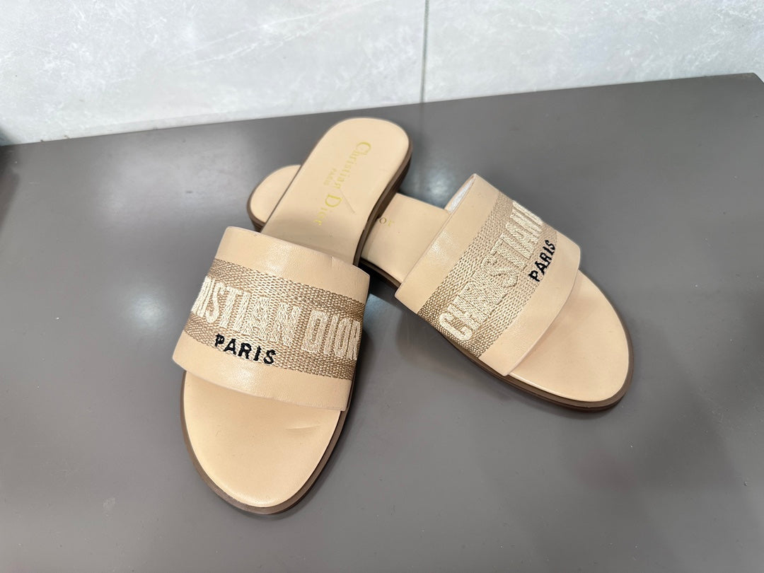 14D32Z   fashion slippers