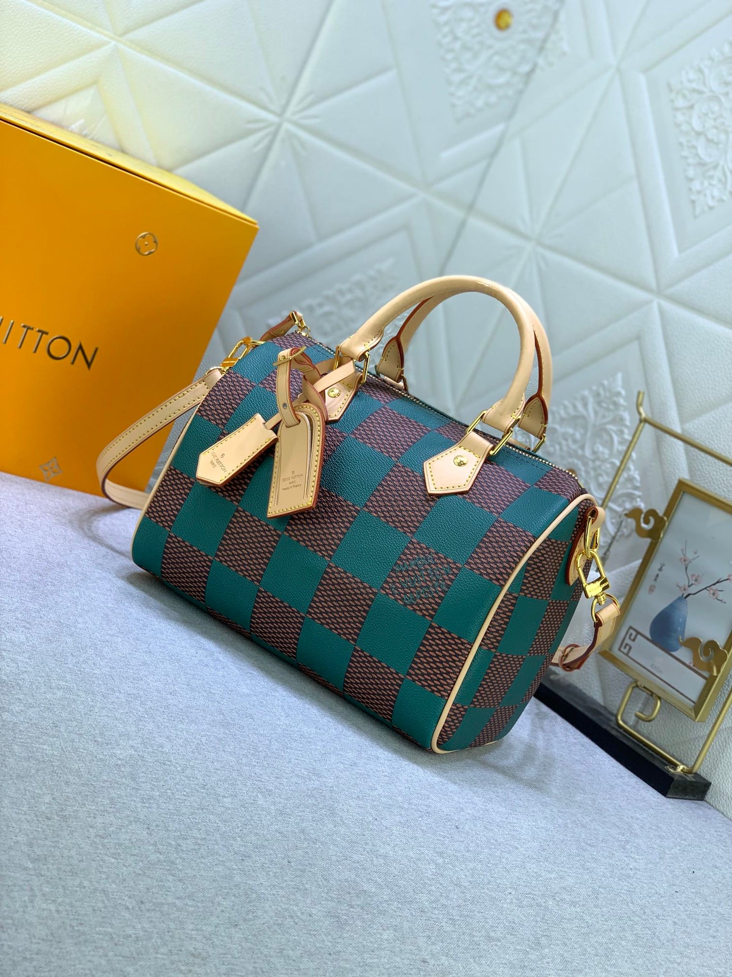 2XE269B  Fashionable leather bag 