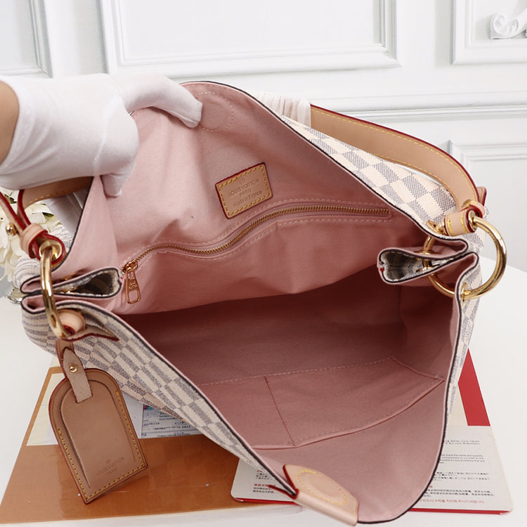 1E84B  Fashionable leather bag 