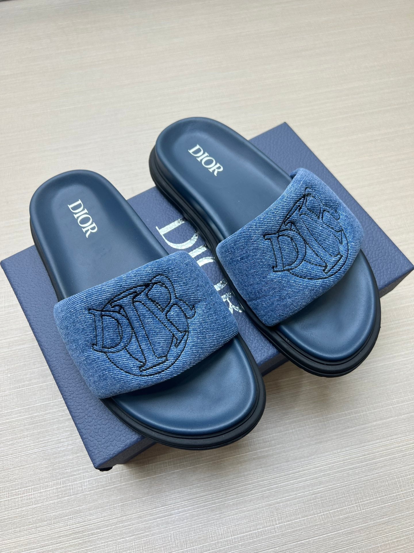 54D168Z   High quality leather slippers