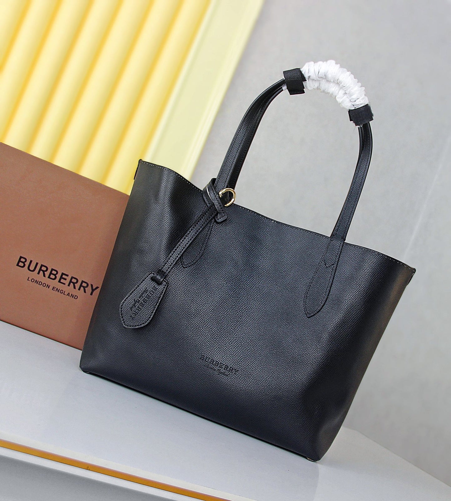 2XR267B  Fashionable leather bag 