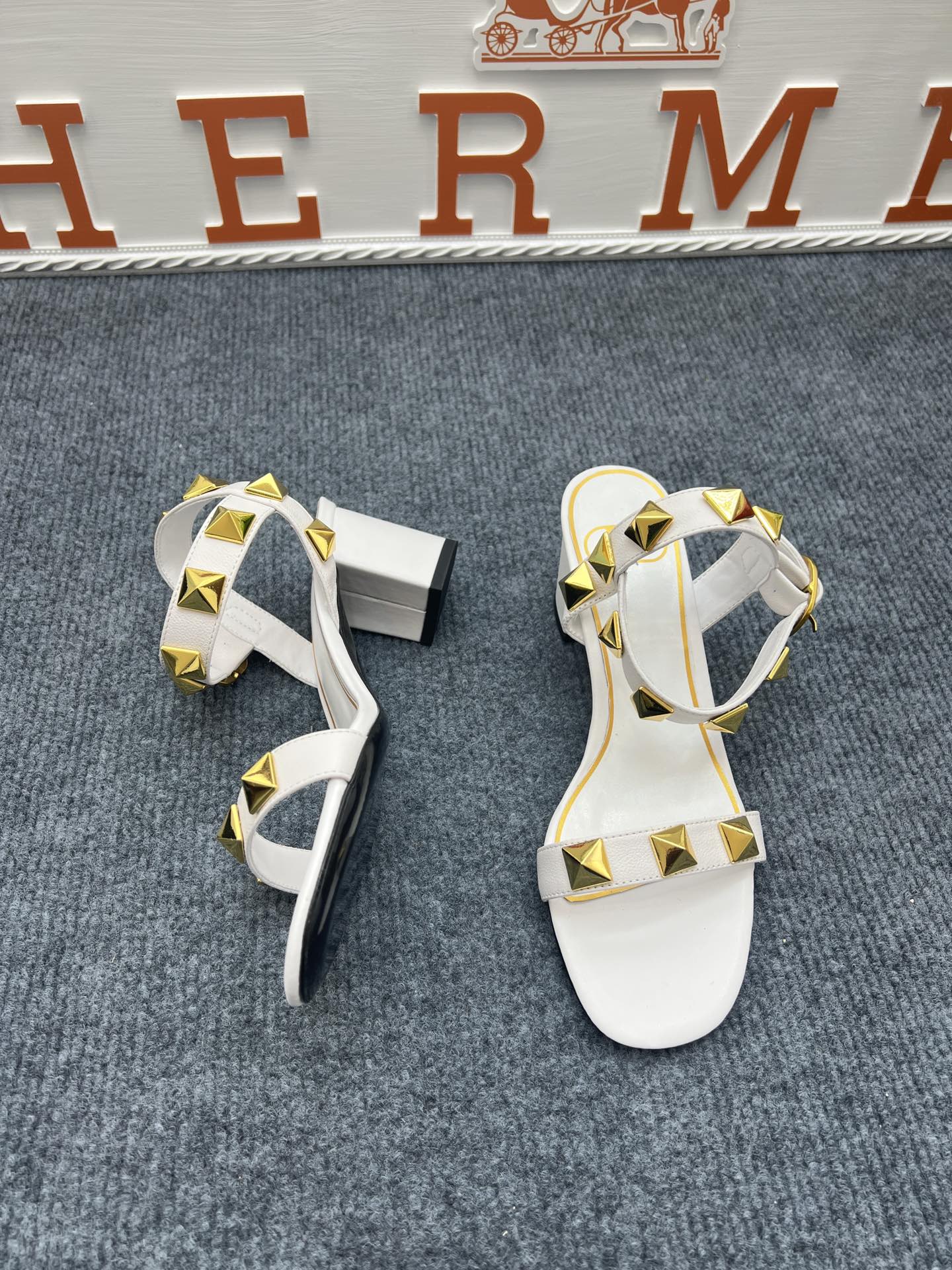 1: 1 High quality leather sandals 5YVL64Z