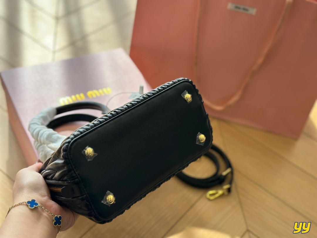 6XA209B (  Fashionable leather bag )