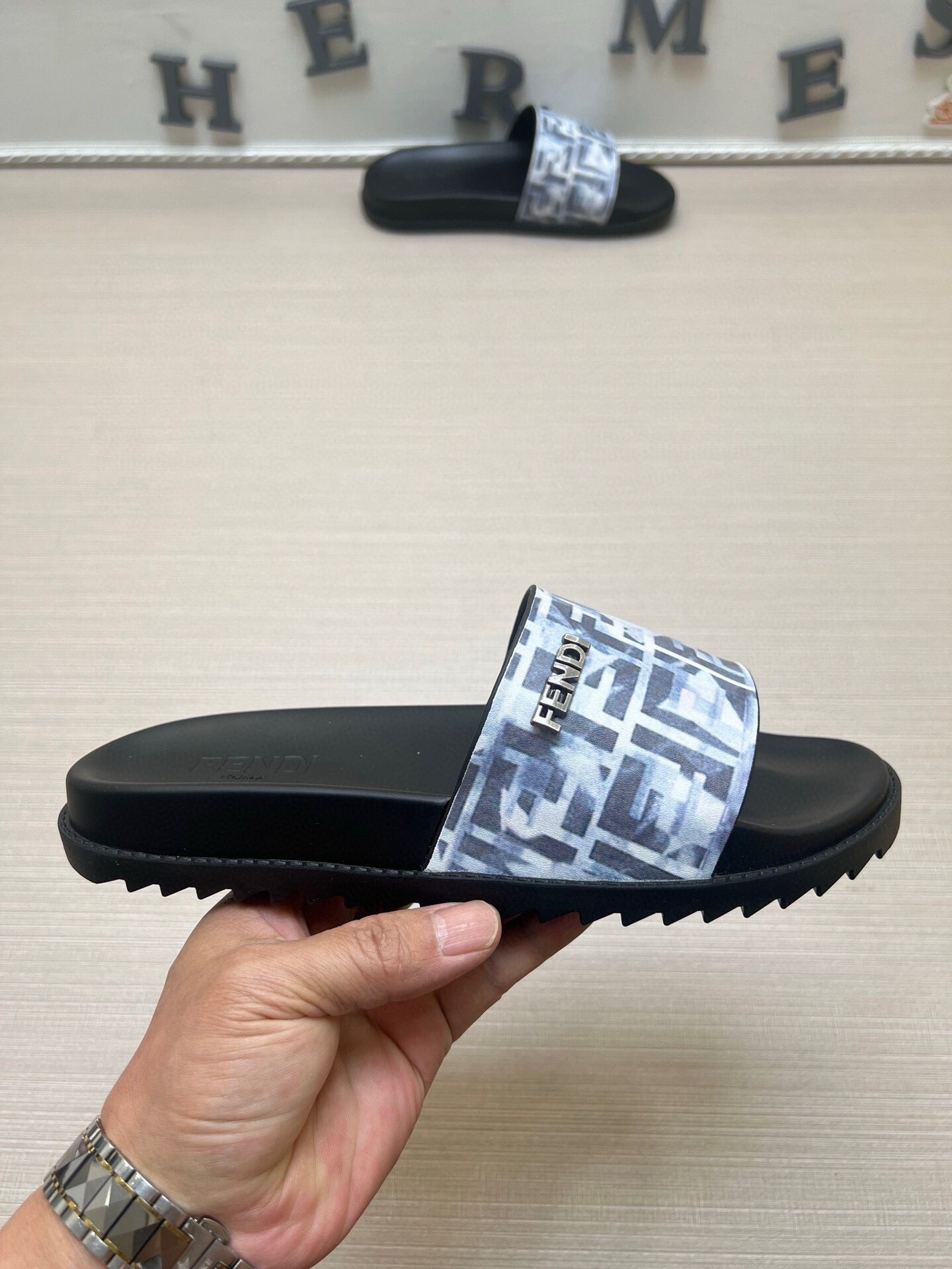 54F15Z   fashion slippers