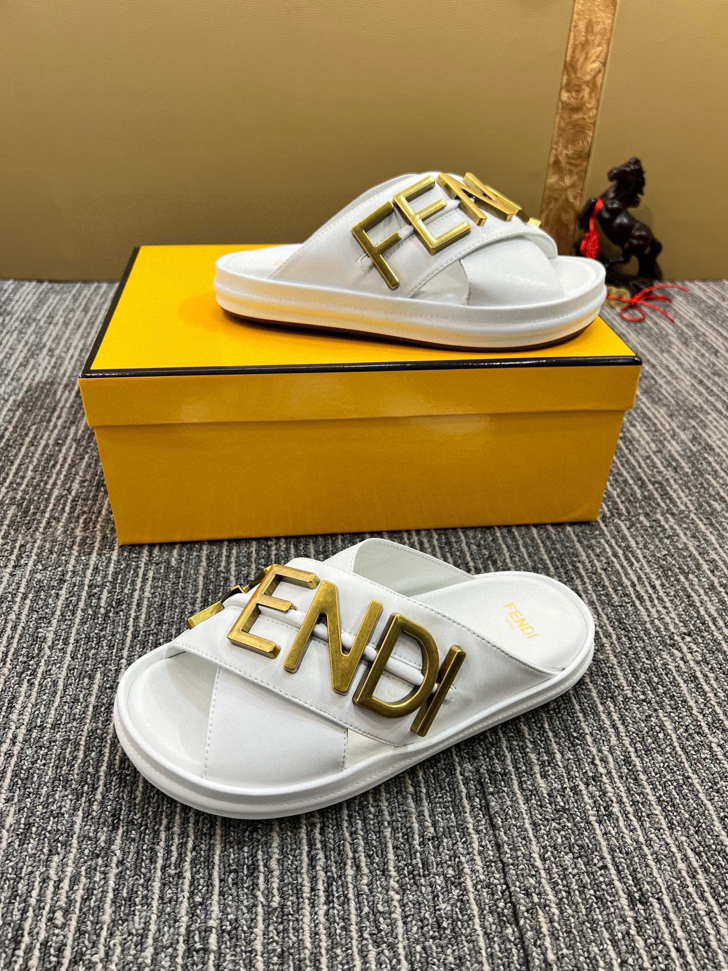 1: 1 High quality leather sandals 5YF93Z