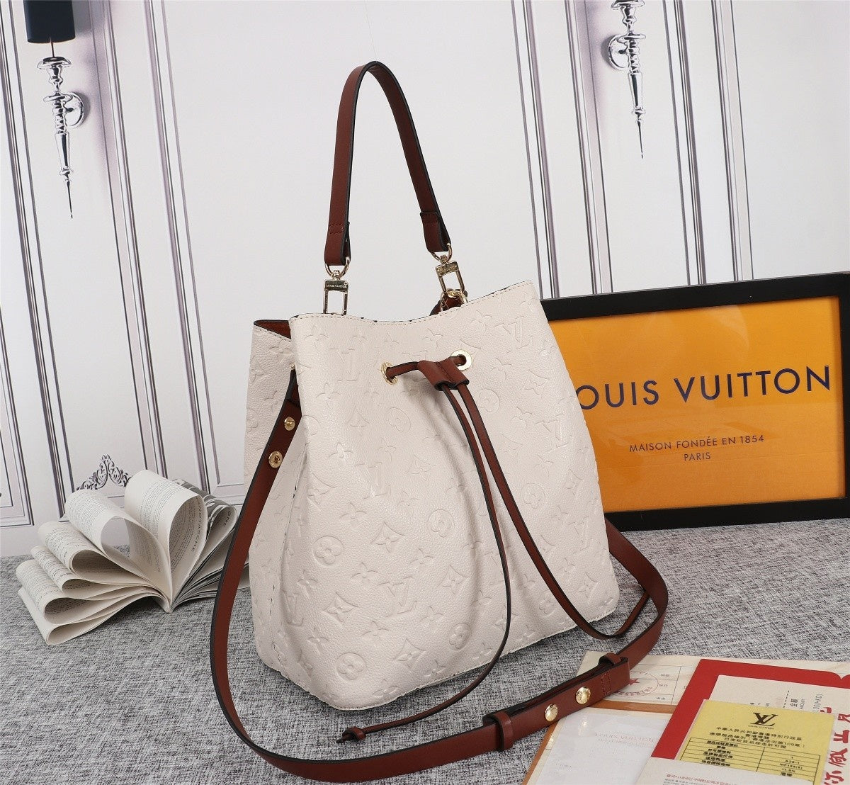 2XE60B  Fashionable leather bag 