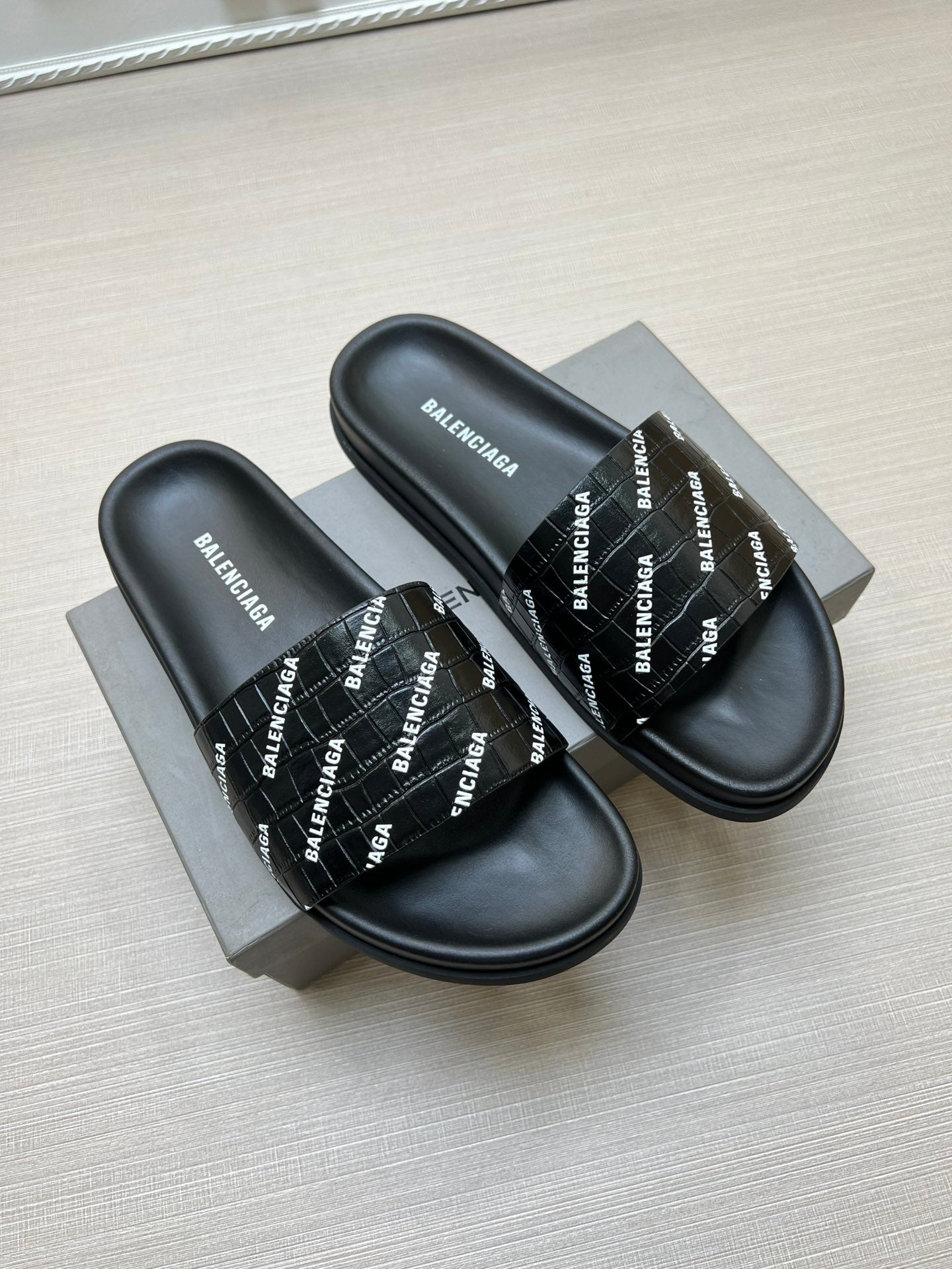 54J99Z   fashion  slippers