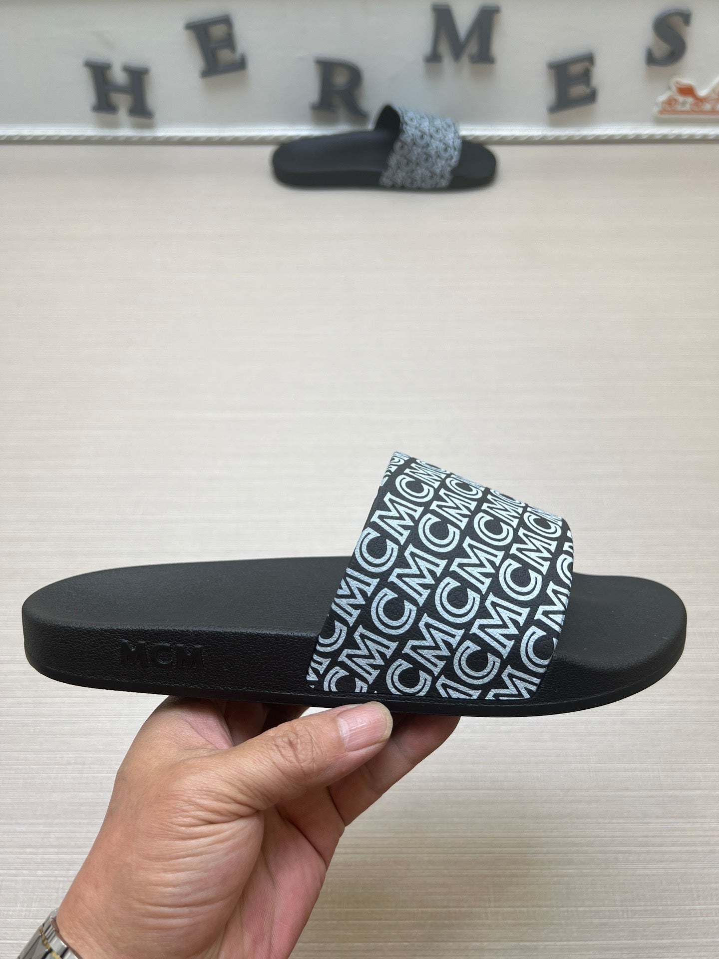 54M45Z   fashion slippers