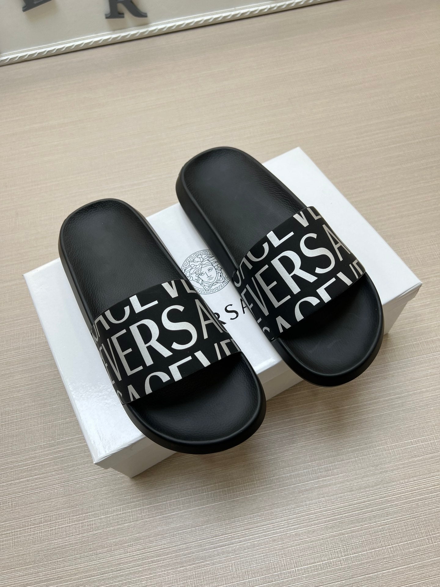 54V108Z  fashion  slippers