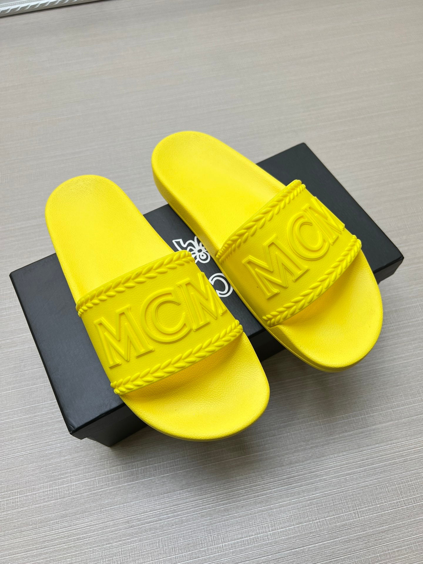 54M42Z    fashion  slippers