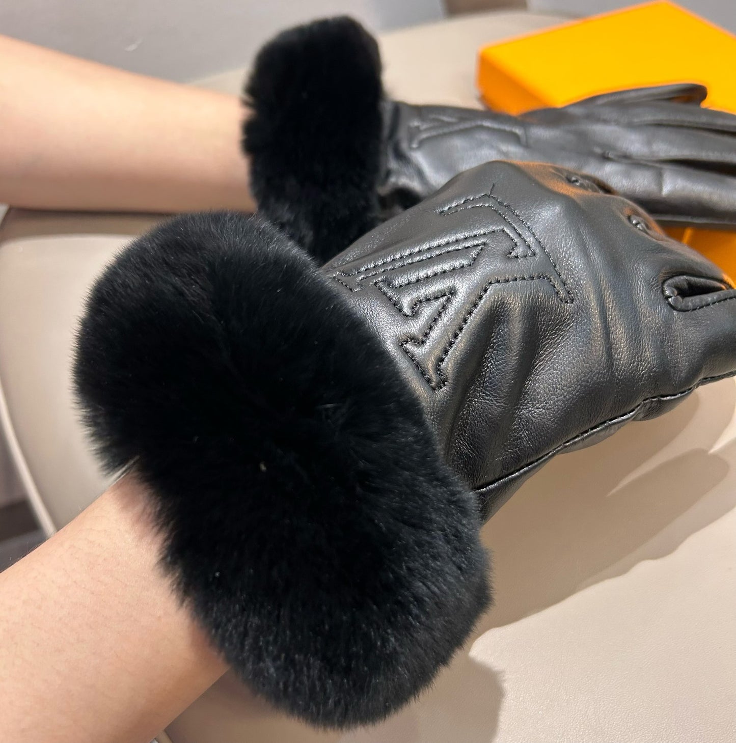 14E23S   High quality fashionable Wool gloves