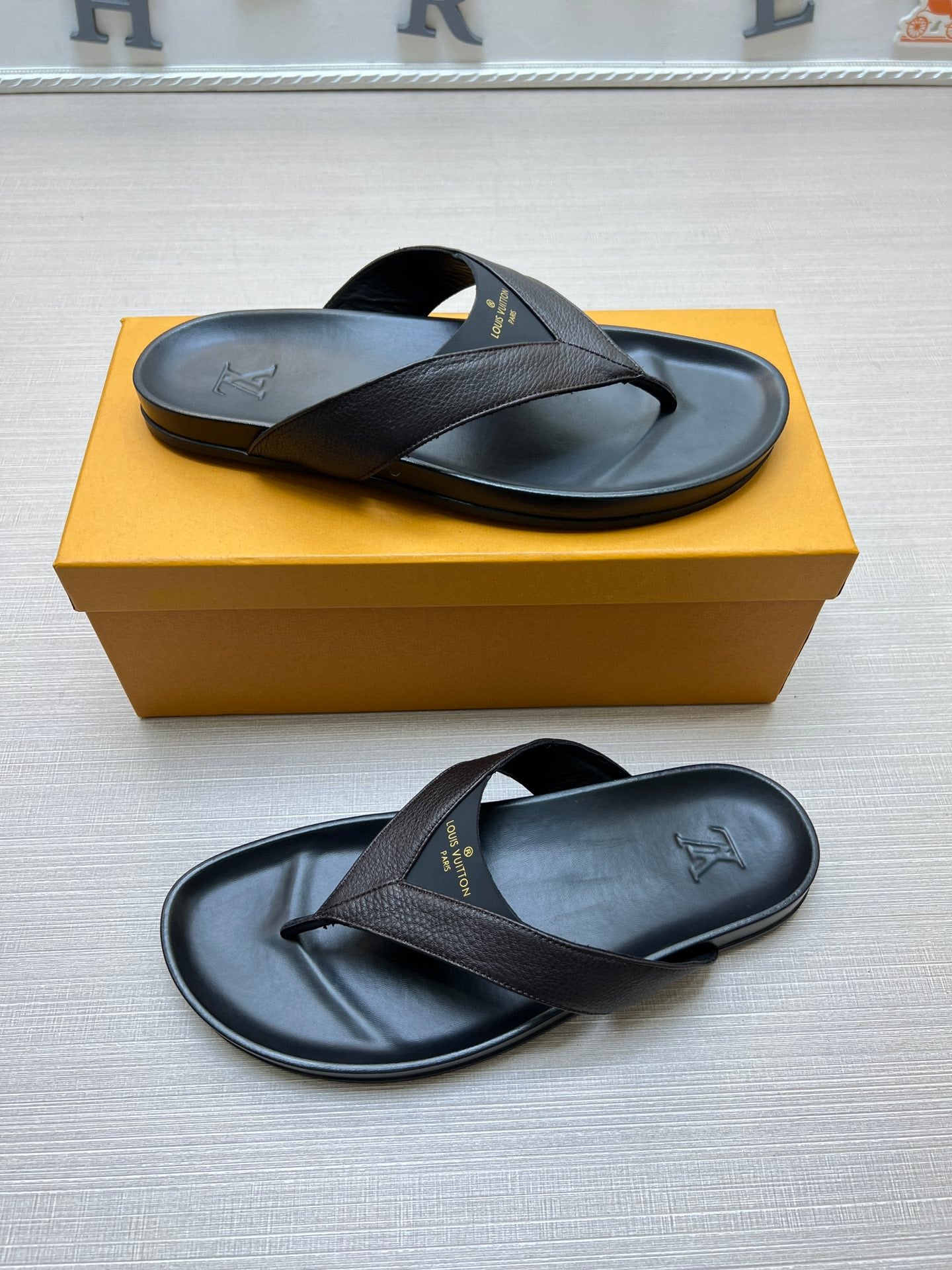 54E85Z   fashion slippers