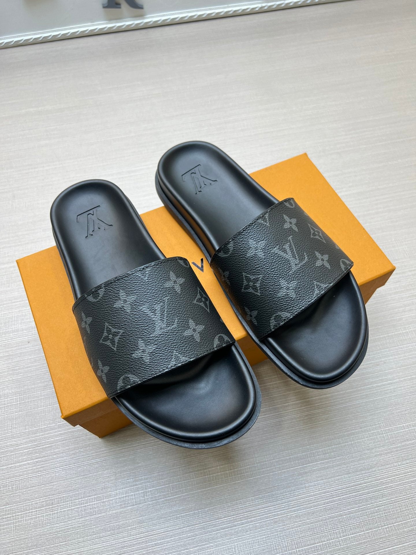 54E56Z    fashion slippers