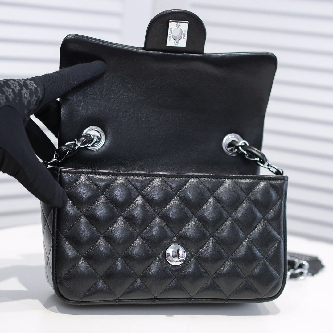 1XC99B  Fashionable leather bag 