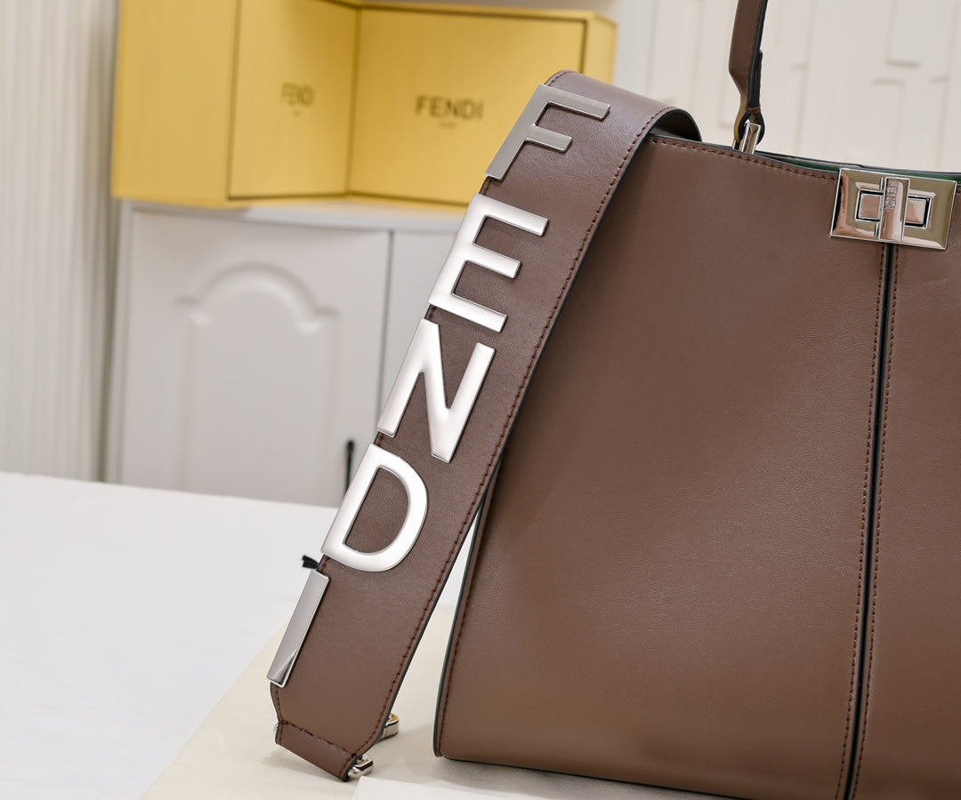 2XE41B  Fashionable leather bag 