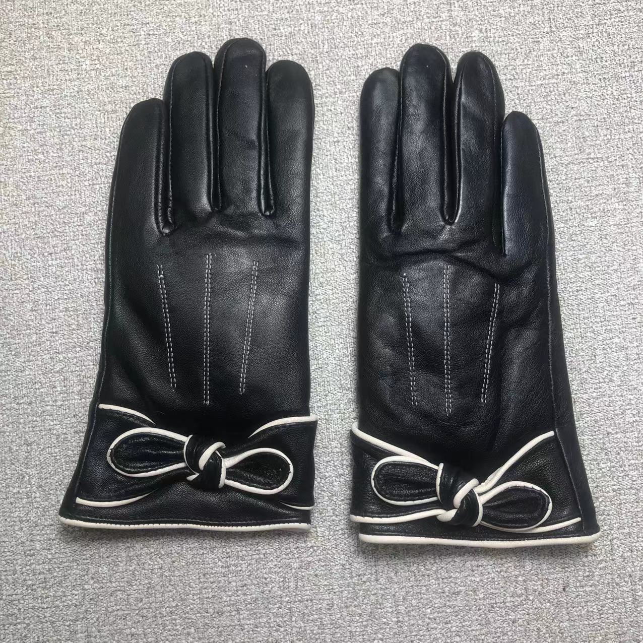 24C76S   Fashion gloves