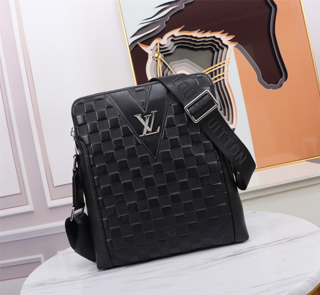 2XE302B  Fashionable leather bag 