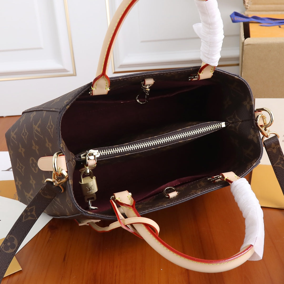 2XE317B  Fashionable leather bag 